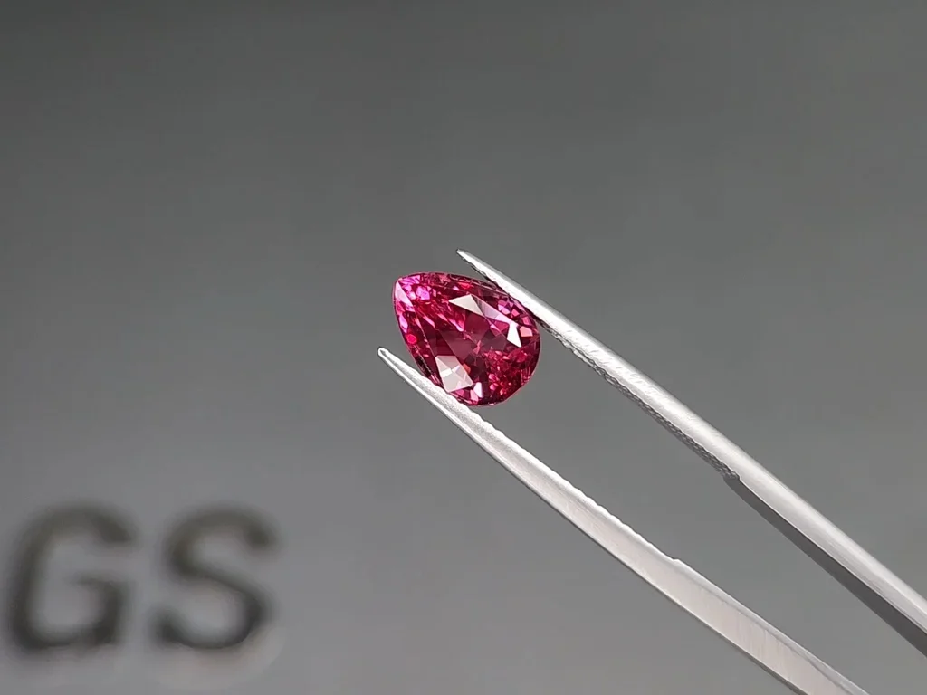 Vivid pink pear-cut Mahenge spinel 2.85 carats, Tanzania Image №3