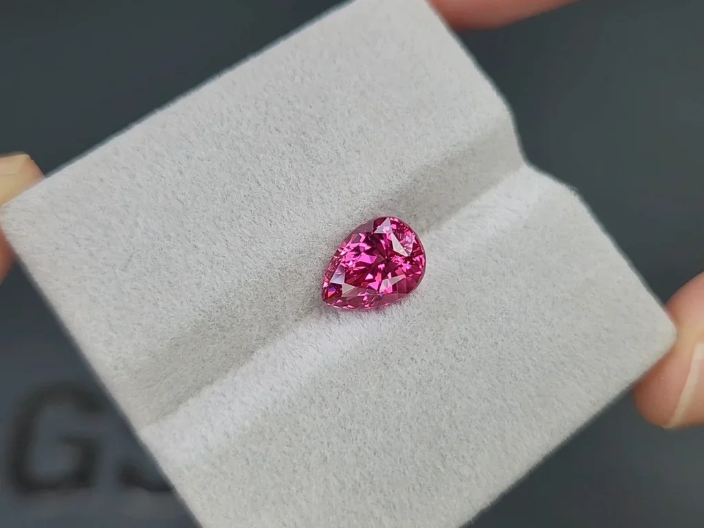 Vivid pink pear-cut Mahenge spinel 2.85 carats, Tanzania Image №4