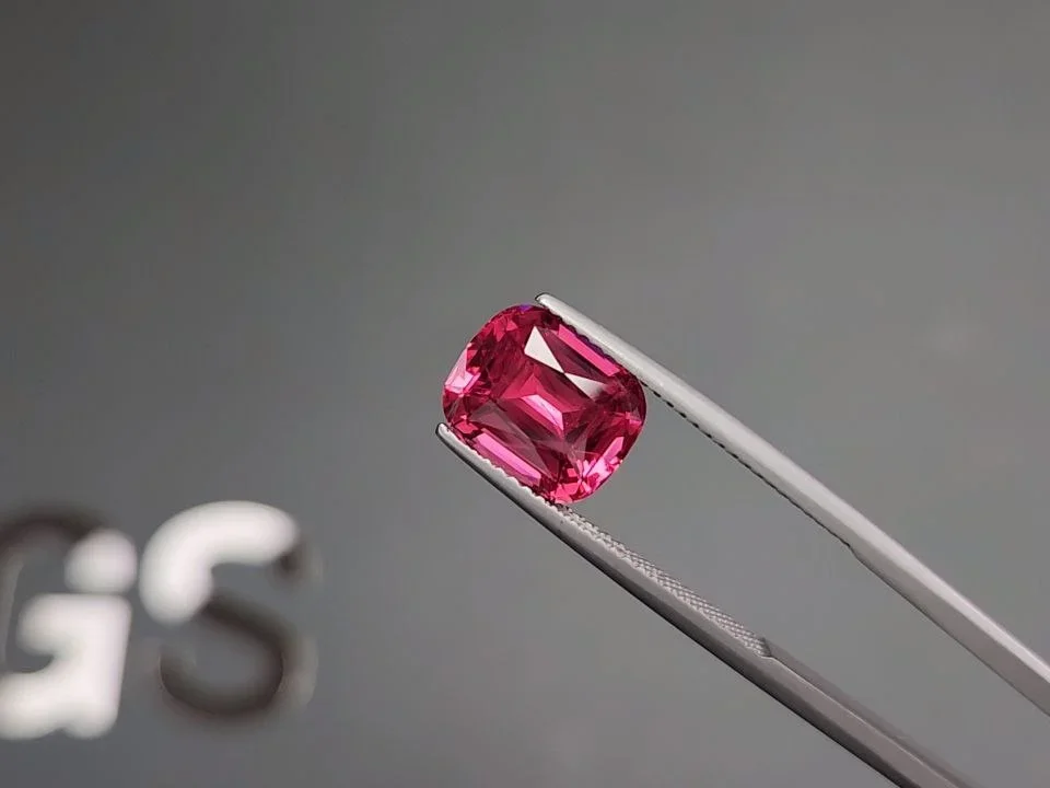 Spinel Mahenge Vibrant Pink-Red cushion cut 4.13 carats, Tanzania  Image №3
