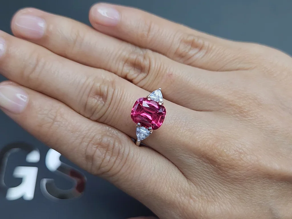 Spinel Mahenge Vibrant Pink-Red cushion cut 4.13 carats, Tanzania  Image №5