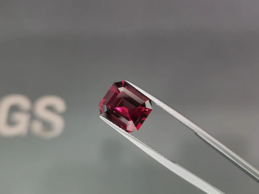 Purple garnet rhodolite octagon cut  6.64 carats, Tanzania Image №3