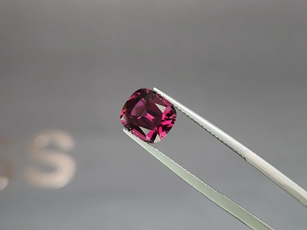 Garnet rhodolite cushion cut 3.67 carats, Madagascar Image №3