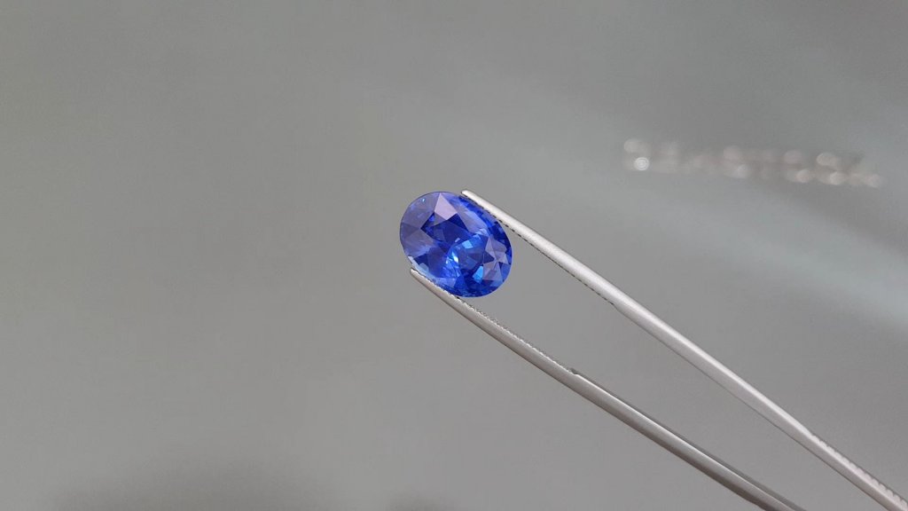 Royal blue sapphire in oval cut 7.52 carats, Sri Lanka Image №3