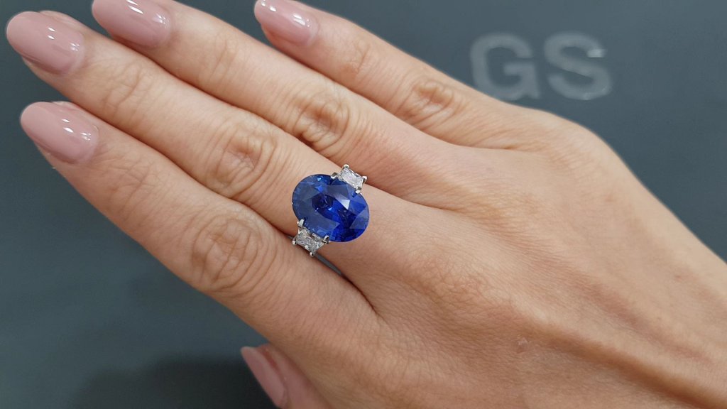 Royal blue sapphire in oval cut 7.52 carats, Sri Lanka Image №4
