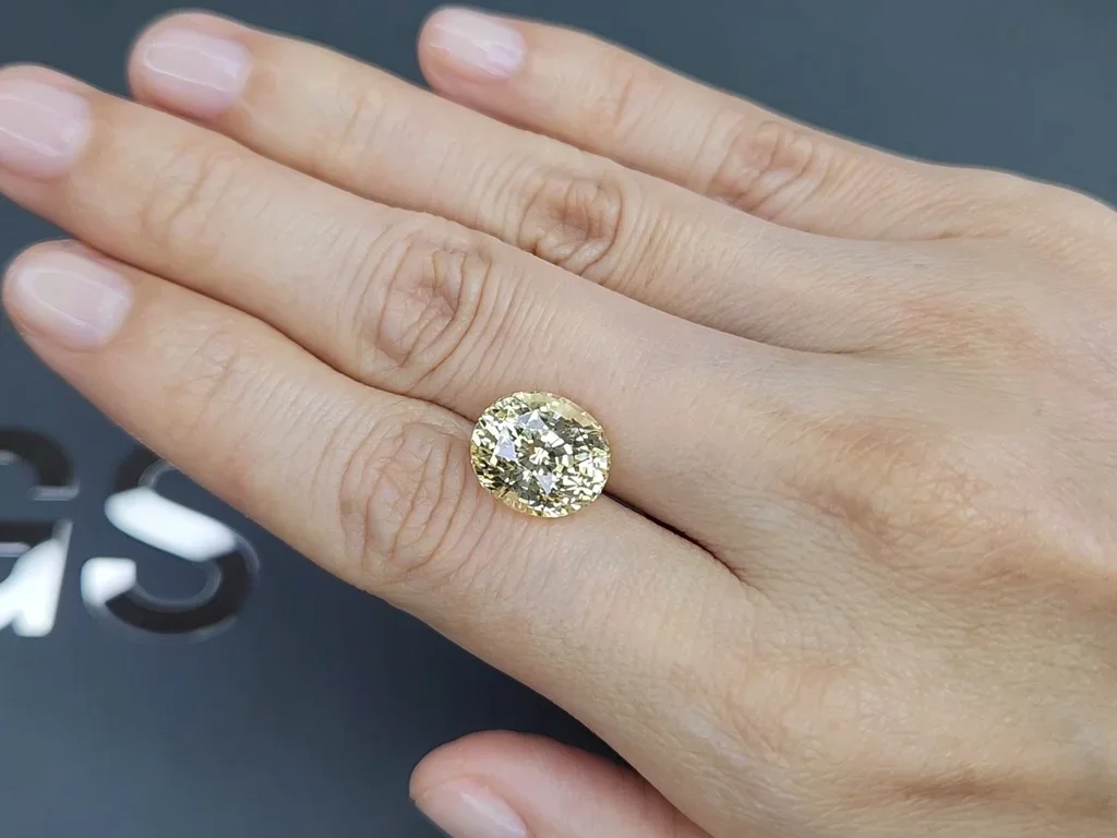 Unheated pastel yellow sapphire in oval cut 9.08 carats, Sri Lanka Image №2