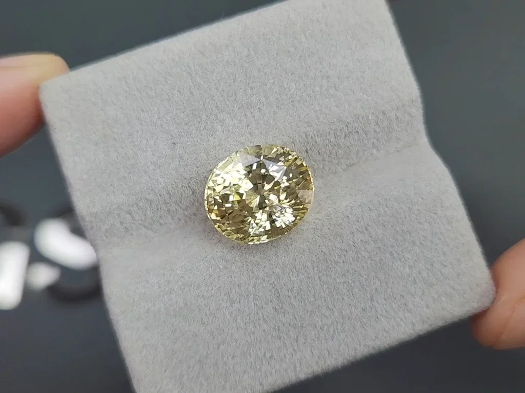 Unheated pastel yellow sapphire in oval cut 9.08 carats, Sri Lanka Image №4