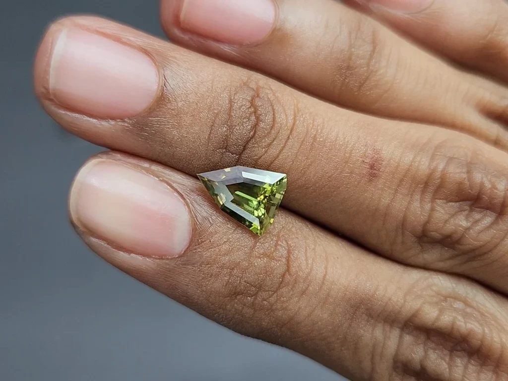 Sapphire Bi-Color fancy cut 2.14 carats, Sri Lanka Image №2