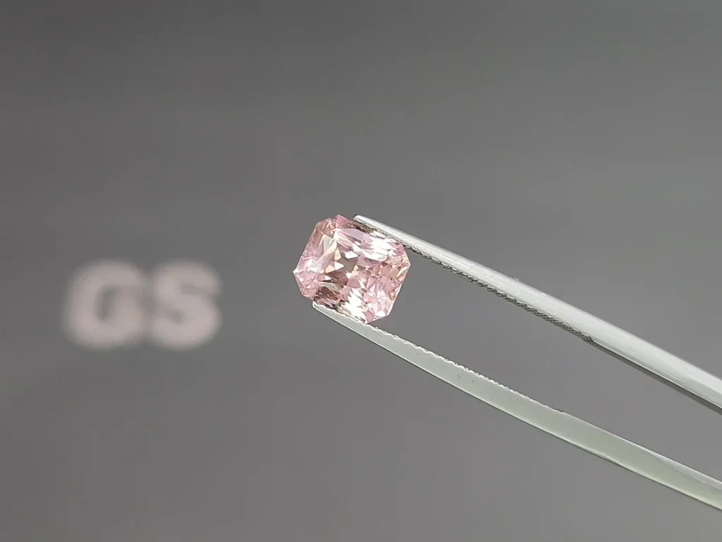 Malaya garnet radiant cut 2.57 carats, Africa Image №3