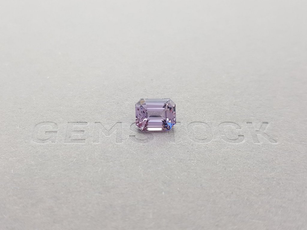 Ring with 2.68 carat lilac spinel and diamonds in 18-carat white gold Image №5