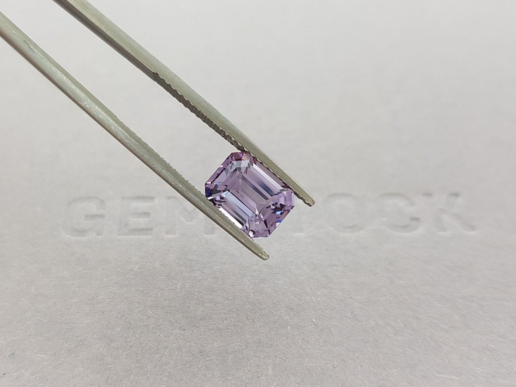 Ring with 2.68 carat lilac spinel and diamonds in 18-carat white gold Image №8