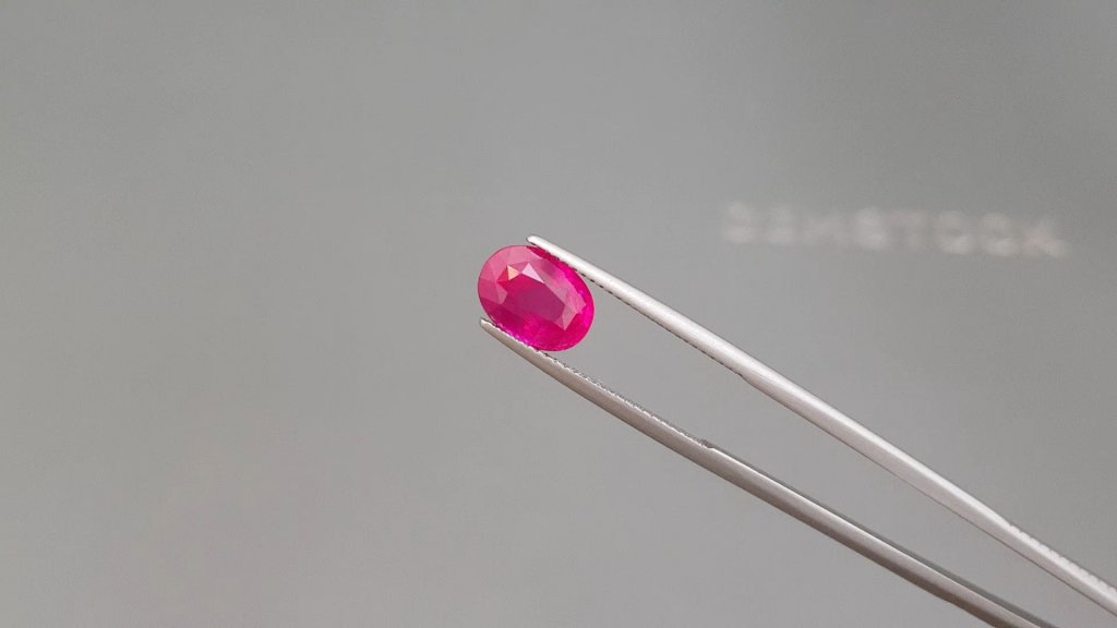 Unheated Pigeon Blood ruby in oval cut 3.54 carats, Mozambique Image №3