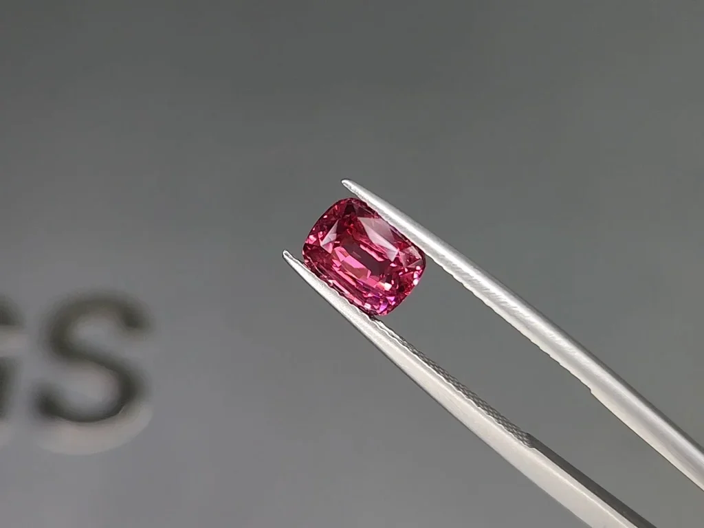 Red-pink cushion-cut Mahenge spinel 2.33 carats, Tanzania Image №3