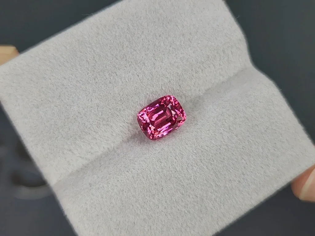 Red-pink cushion-cut Mahenge spinel 2.33 carats, Tanzania Image №4