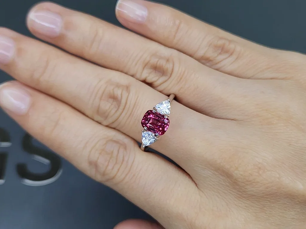 Red-pink cushion-cut Mahenge spinel 2.33 carats, Tanzania Image №5