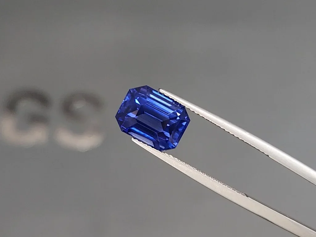 Unheated  sapphire Royal Blue octagon cut 7.62 carats, Madagascar Image №3