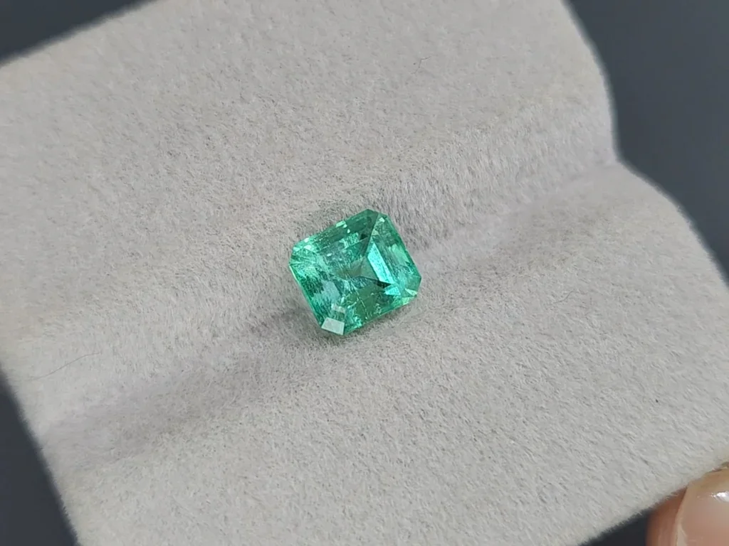 Emerald octagon cut 1.47 carats, Russia Image №4