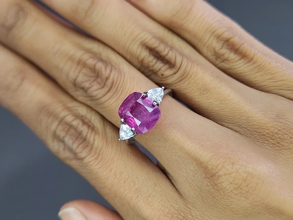 Unheated sapphire rutile silk effect cushion cut 4.92 carats, Madagascar  Image №5