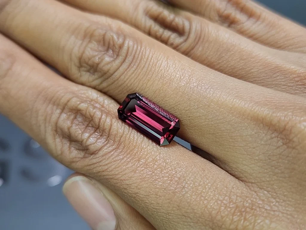 Garnet rhodolite octagon cut 4.63 carats, Madagascar Image №2