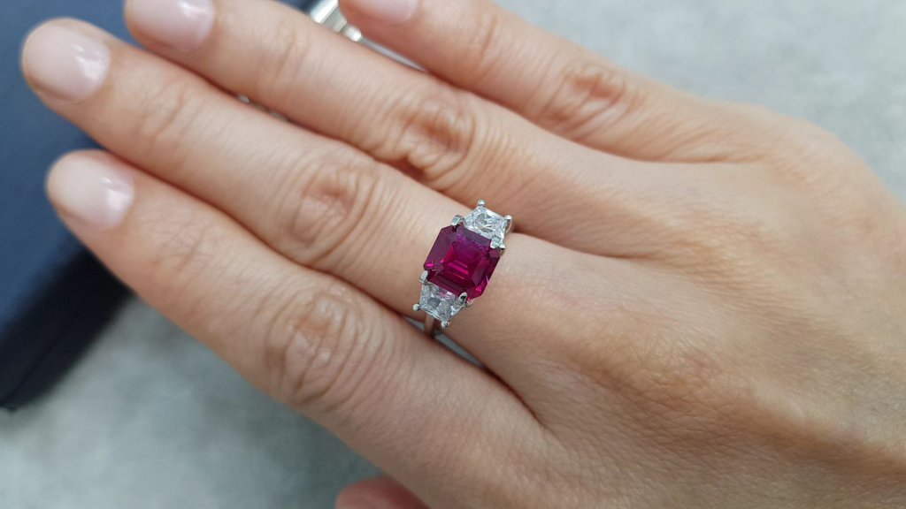 Pigeon's blood red ruby in octagon cut 2.02 ct, Mozambique Image №4