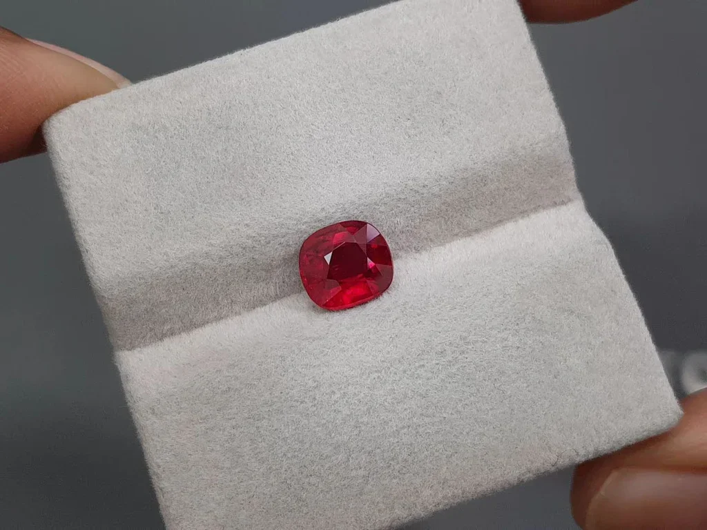 Unheated Pigeon's Blood ruby 2.05 carats in cushion cut, Mozambique Image №4
