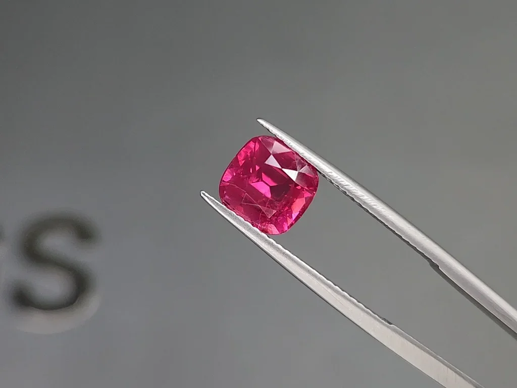 Hot pink cushion cut Mahenge spinel 3.15 carats, Tanzania Image №3