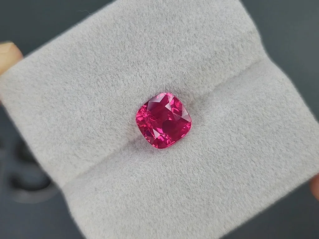 Hot pink cushion cut Mahenge spinel 3.15 carats, Tanzania Image №4