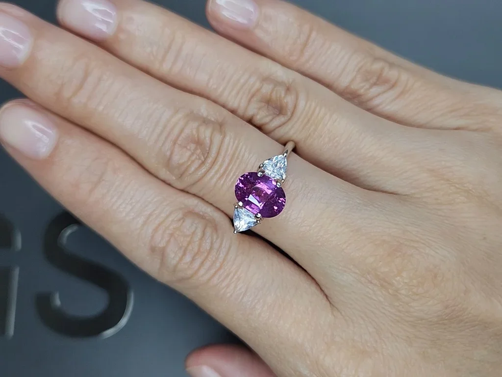 Unheated vivd purple sapphire in oval cut 2.52 carats, Madagascar Image №5