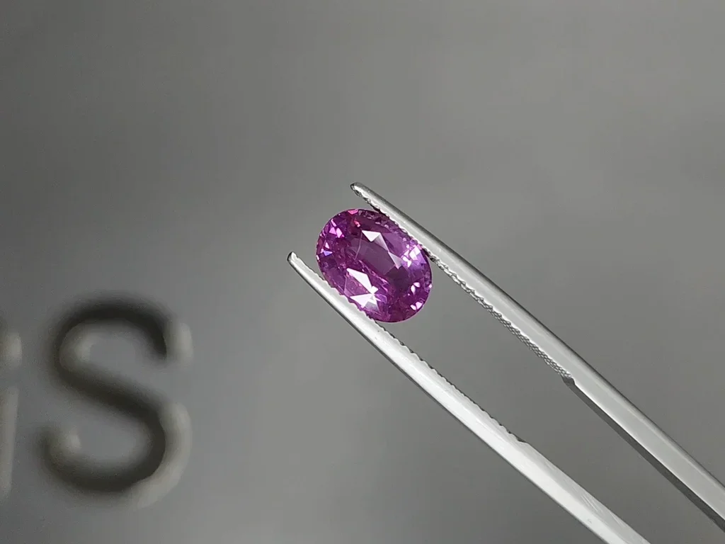 Unheated vivd purple sapphire in oval cut 2.52 carats, Madagascar Image №3