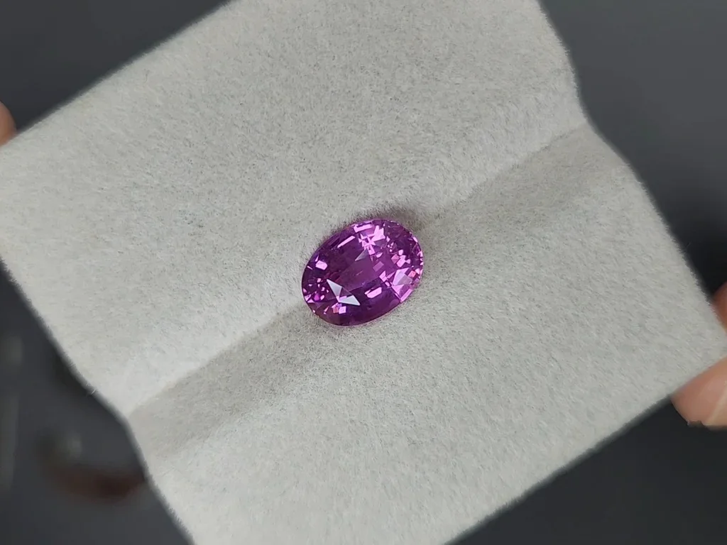 Unheated vivd purple sapphire in oval cut 2.52 carats, Madagascar Image №4