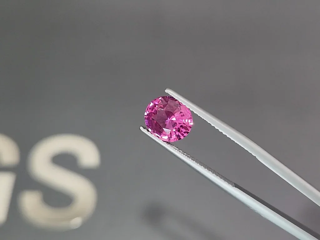 Spinel Mahenge Vivid Pink oval cut 2.60 carats, Tanzania   Image №3