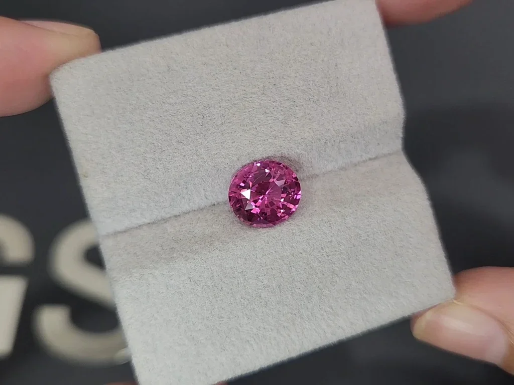 Spinel Mahenge Vivid Pink oval cut 2.60 carats, Tanzania   Image №4