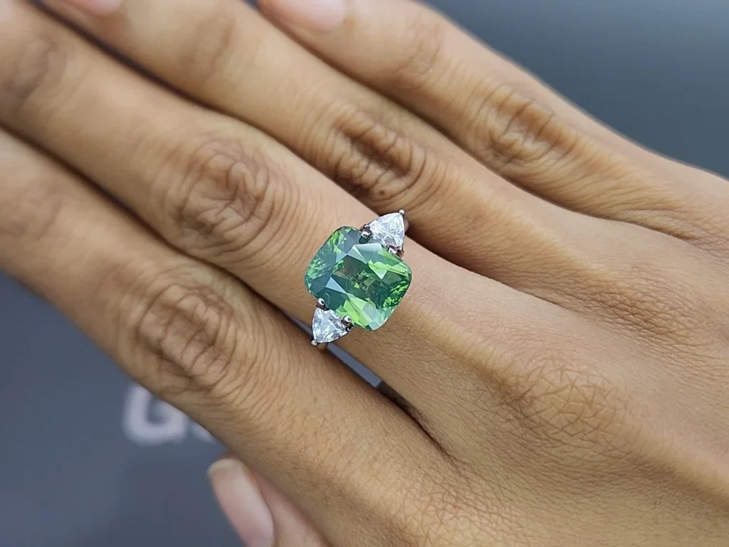 Green zircon cushion cut 7.22 carats, Africa Image №5