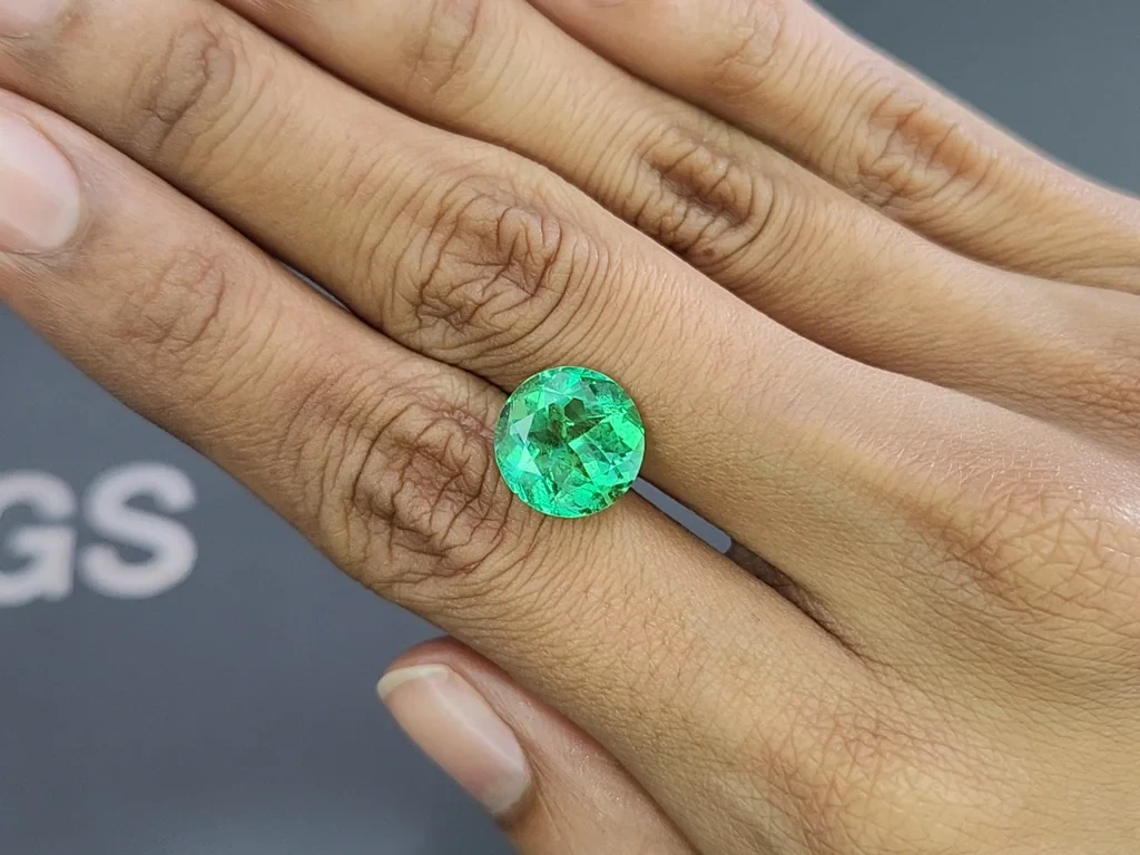 Emerald  round cut 5.08 carats, Colombia Image №2