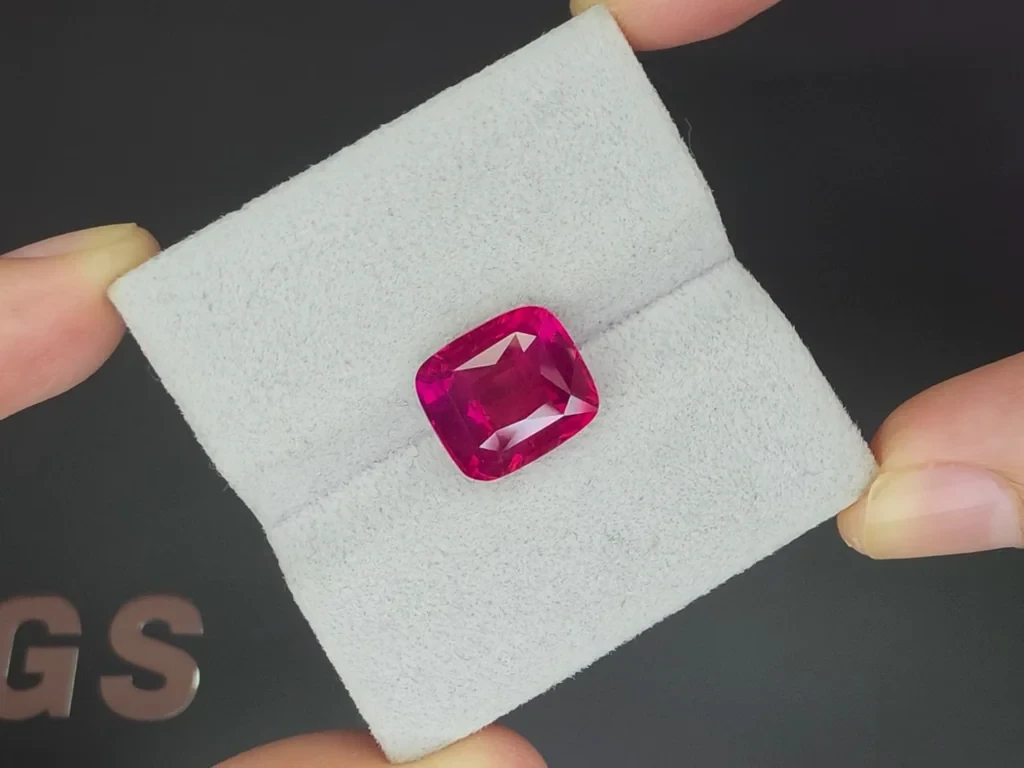 Unheated ruby Vivid pink red cushion cut 8.05 carats, Mozambique Image №4