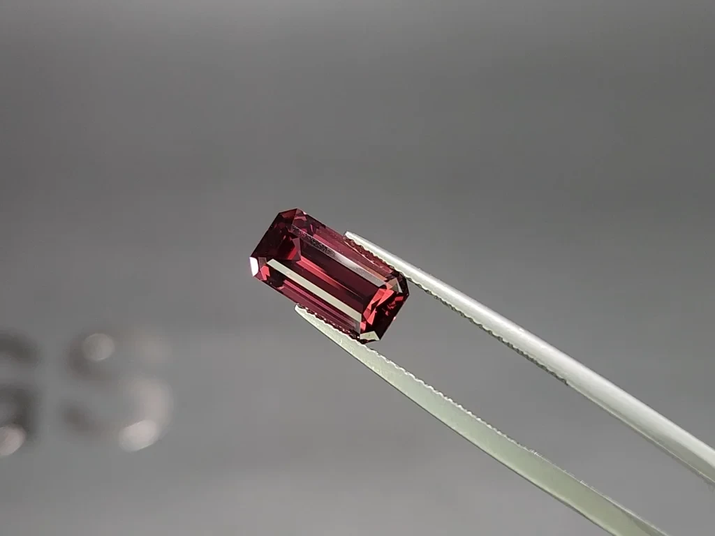 Garnet rhodolite octagon cut 4.41 carats, Madagascar Image №3