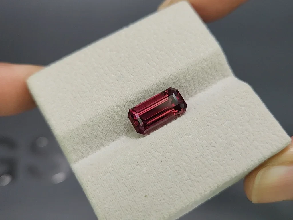 Garnet rhodolite octagon cut 4.41 carats, Madagascar Image №4