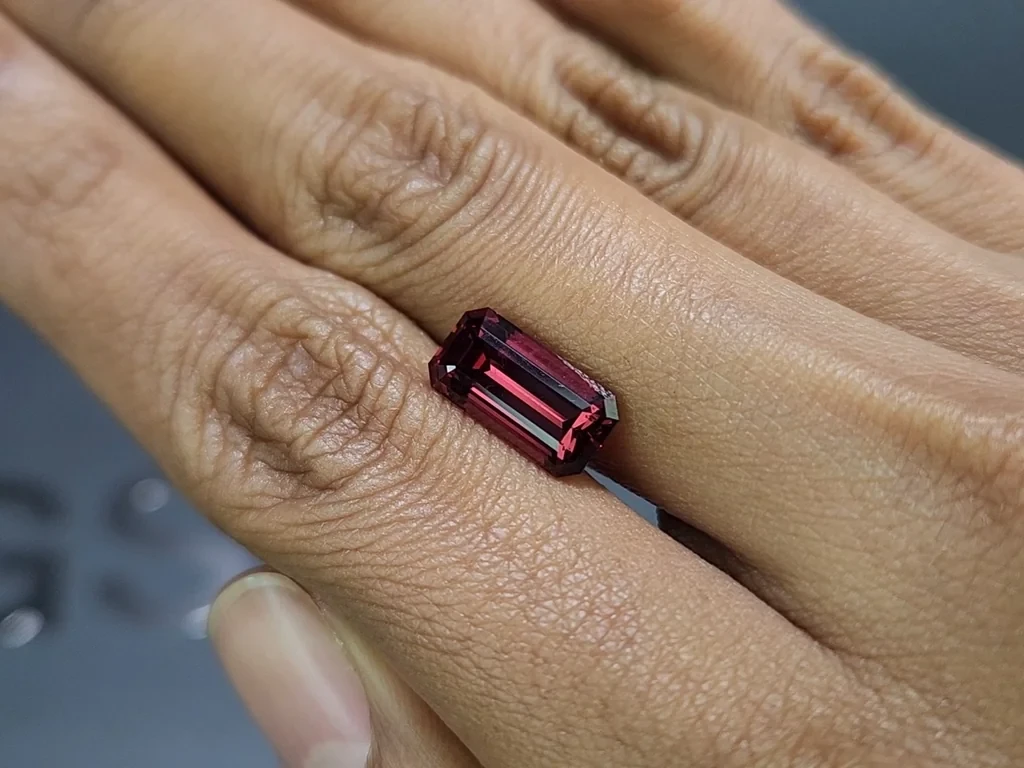 Garnet rhodolite octagon cut 4.41 carats, Madagascar Image №2
