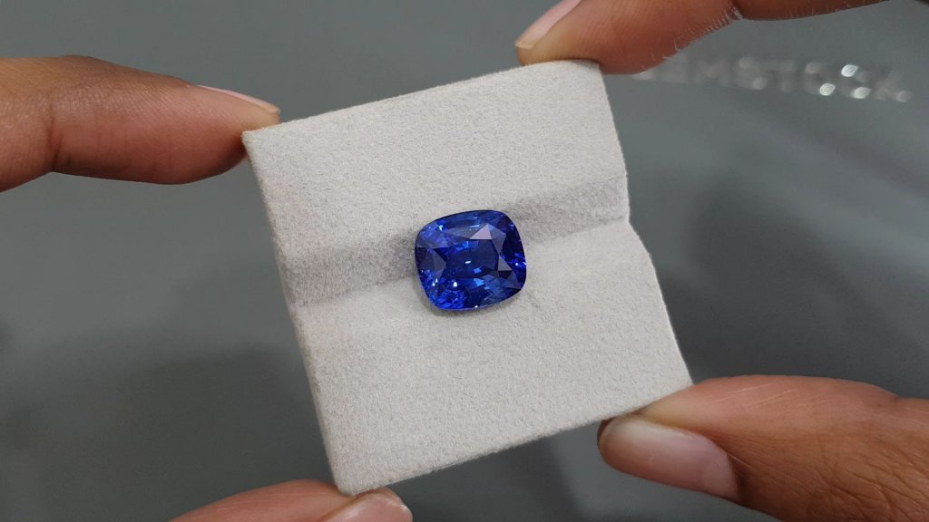 Unique Peacock or Electric Blue color sapphire in cushion cut 9.28 carats, Sri Lanka Image №4