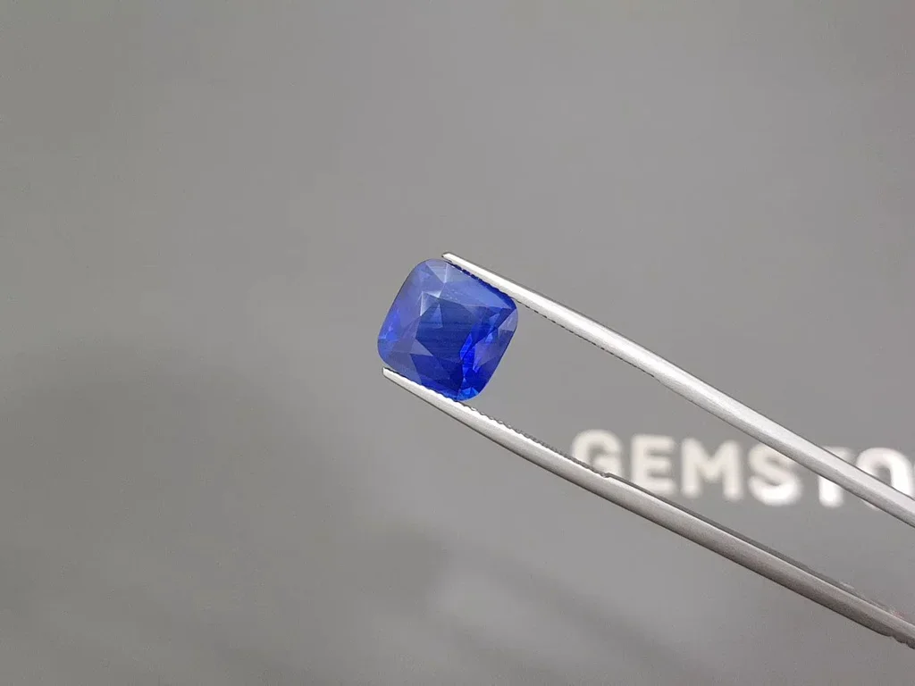 Intense Cornflower sapphire in cushion cut 5.29 carats, Sri Lanka Image №3