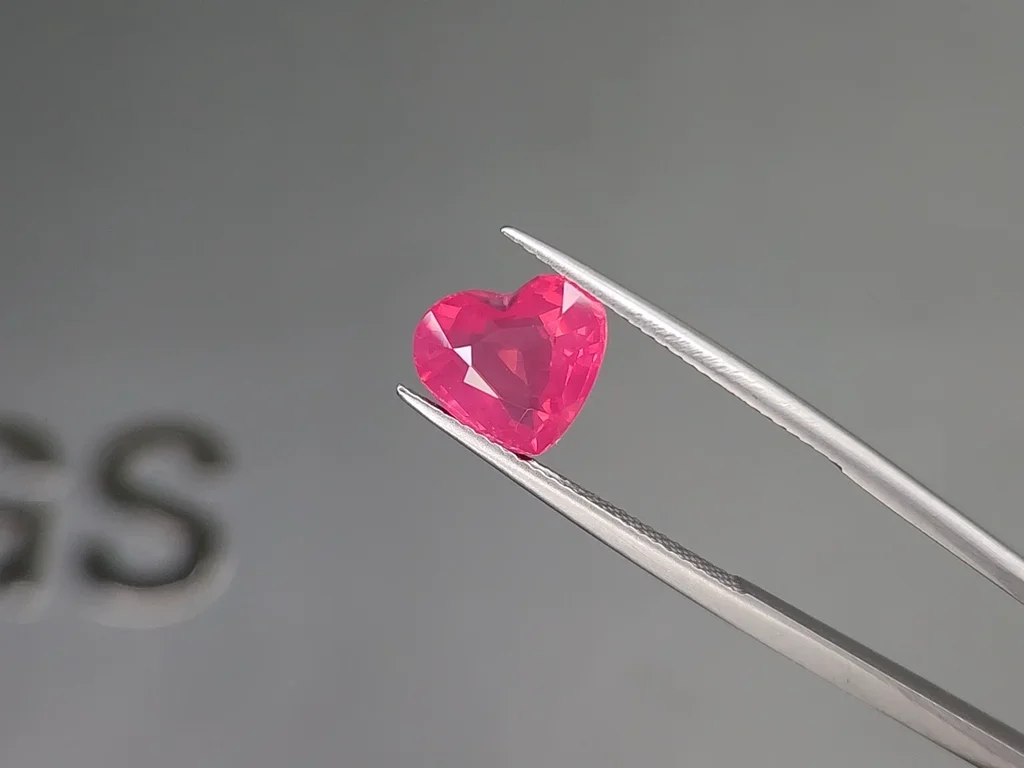 Neon pink Mahenge spinel in heart shape 3.53 carats, Tanzania Image №3
