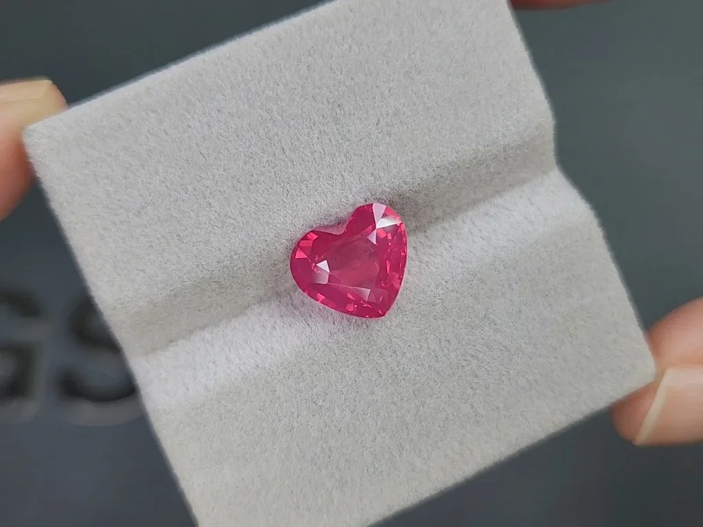 Neon pink Mahenge spinel in heart shape 3.53 carats, Tanzania Image №4