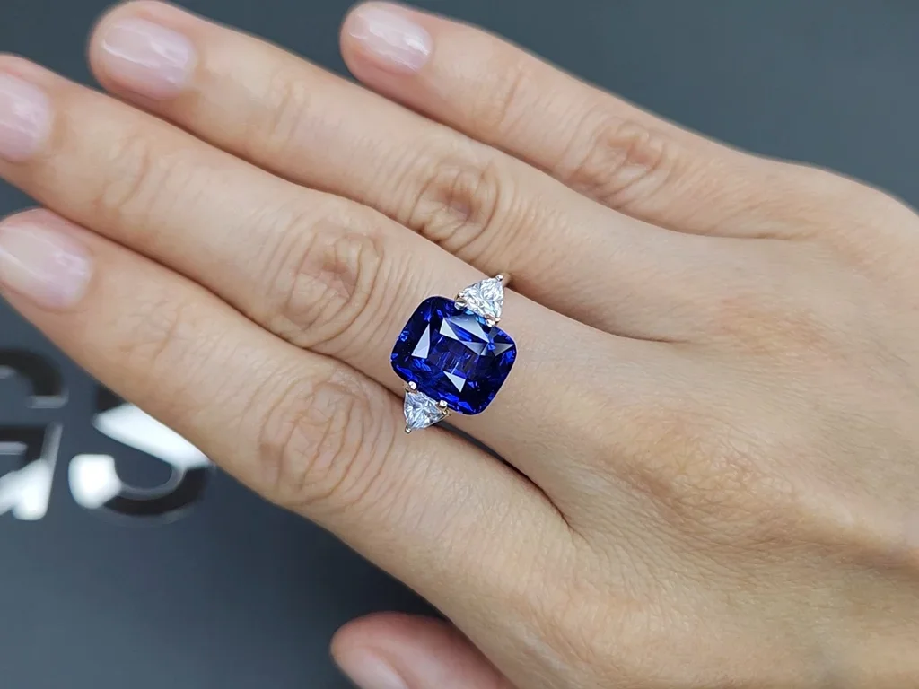 Royal Blue sapphire in cushion cut 7.50 carats, Sri Lanka  Image №5