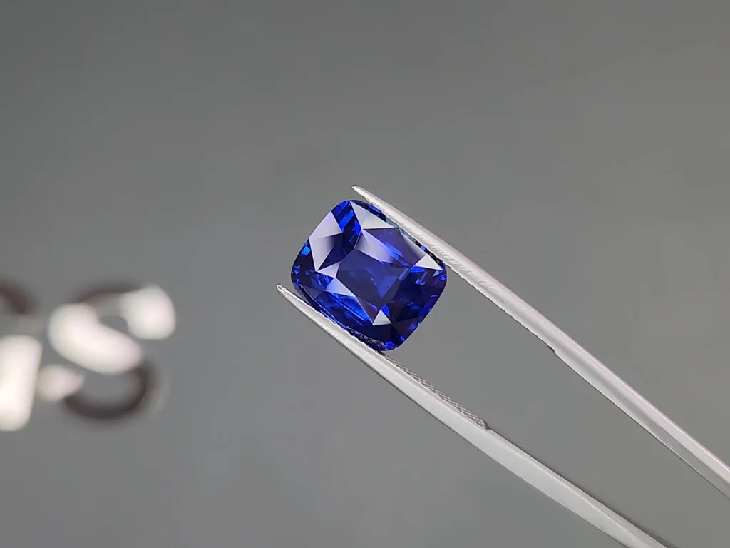 Royal Blue sapphire in cushion cut 7.50 carats, Sri Lanka  Image №3