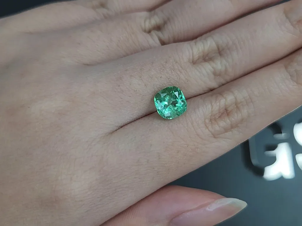 Emerald cushion cut 1.97 carats Image №2