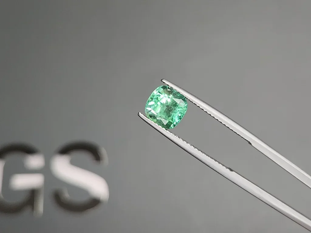 Emerald cushion cut 1.97 carats Image №3