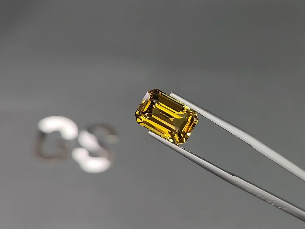 Yellow green chrysoberyl octagon cut 5.84 carats, Sri Lanka Image №3