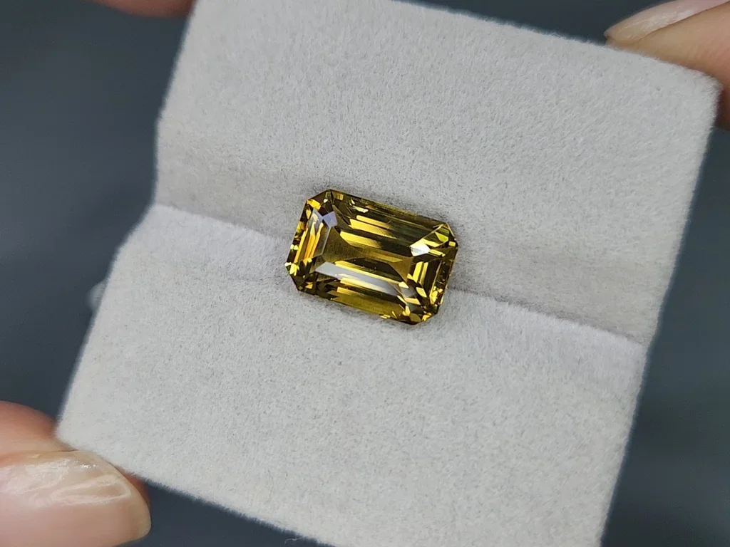 Yellow green chrysoberyl octagon cut 5.84 carats, Sri Lanka Image №4
