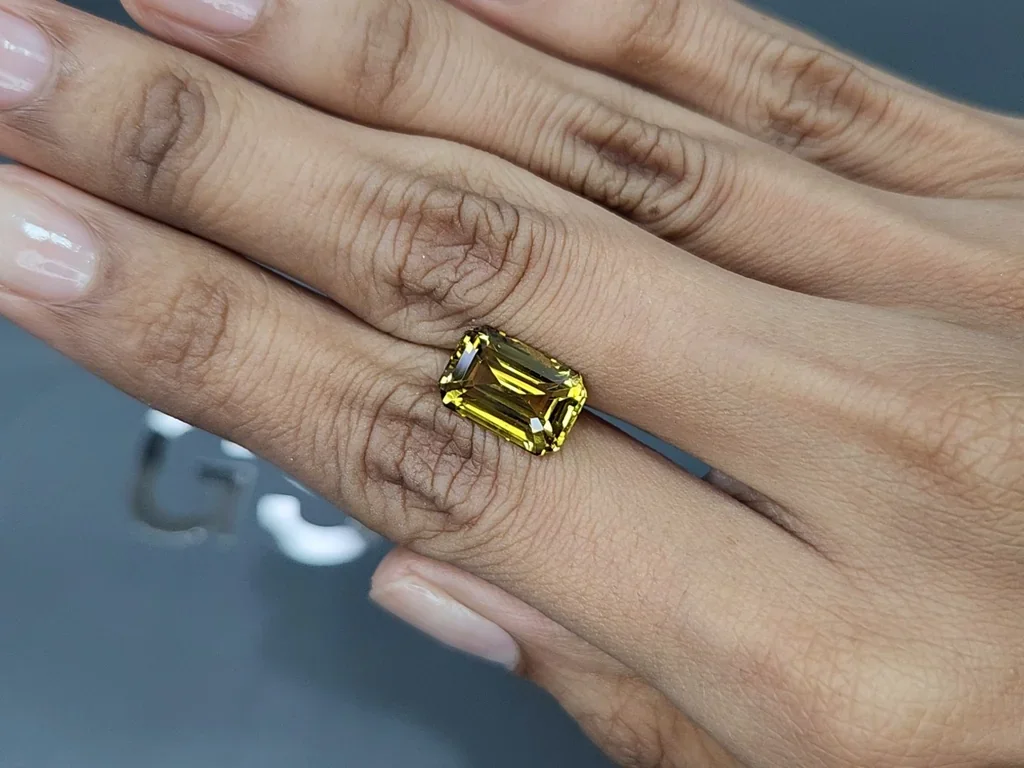 Yellow green chrysoberyl octagon cut 5.84 carats, Sri Lanka Image №2