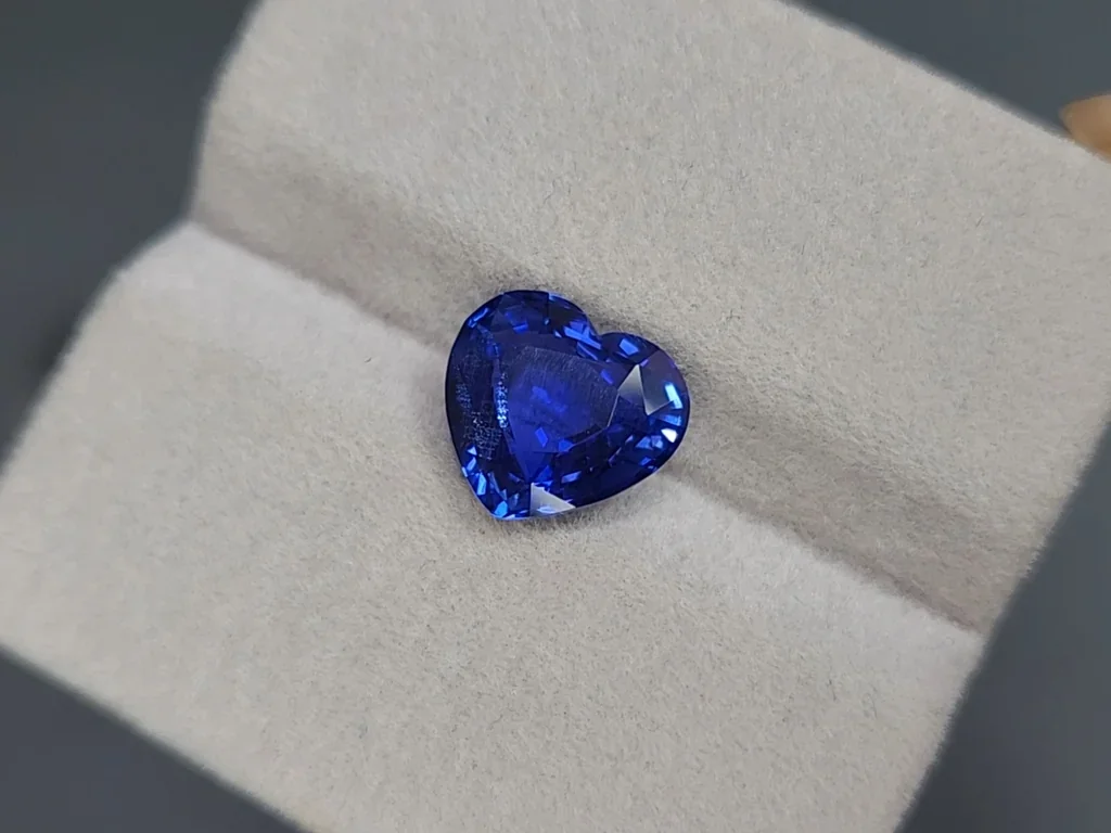 Unheated sapphire Royal Blue heart shape 4.24 carats, Burma Image №4