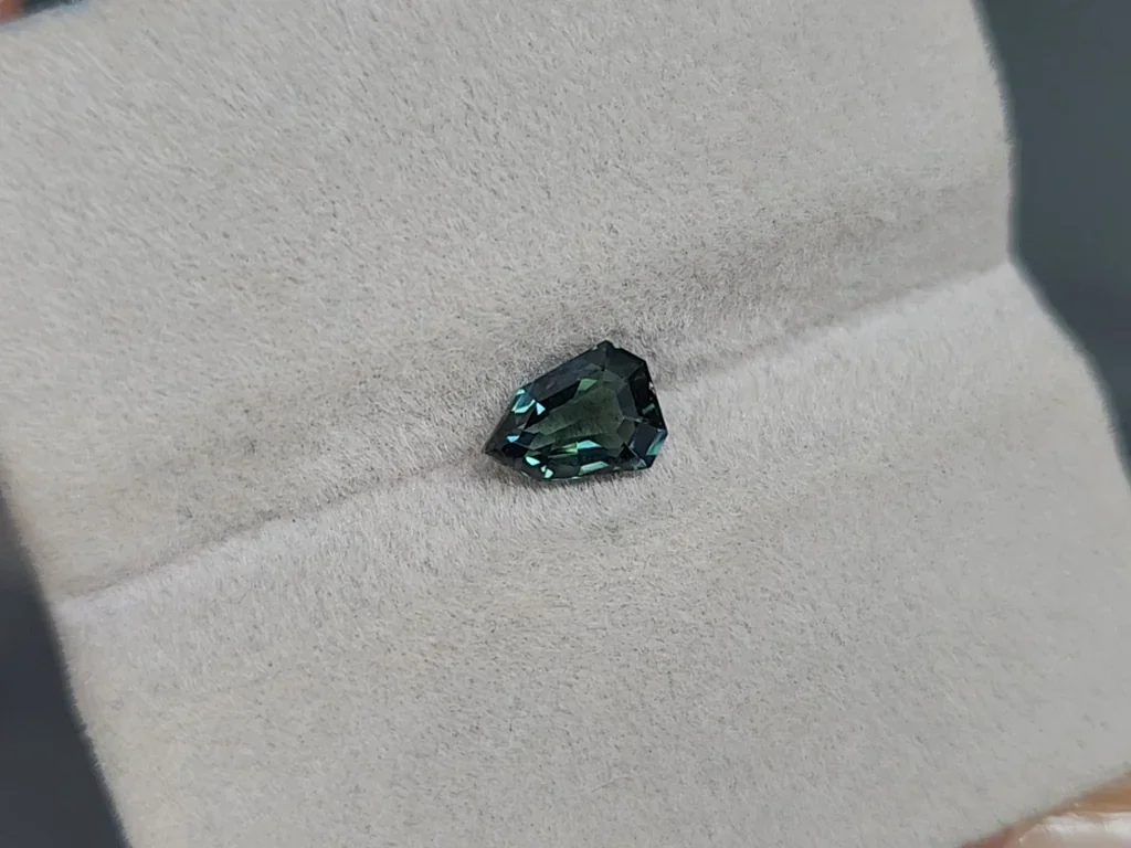 Sapphire Teal fancy cut 1.03 carats, Madagascar Image №4